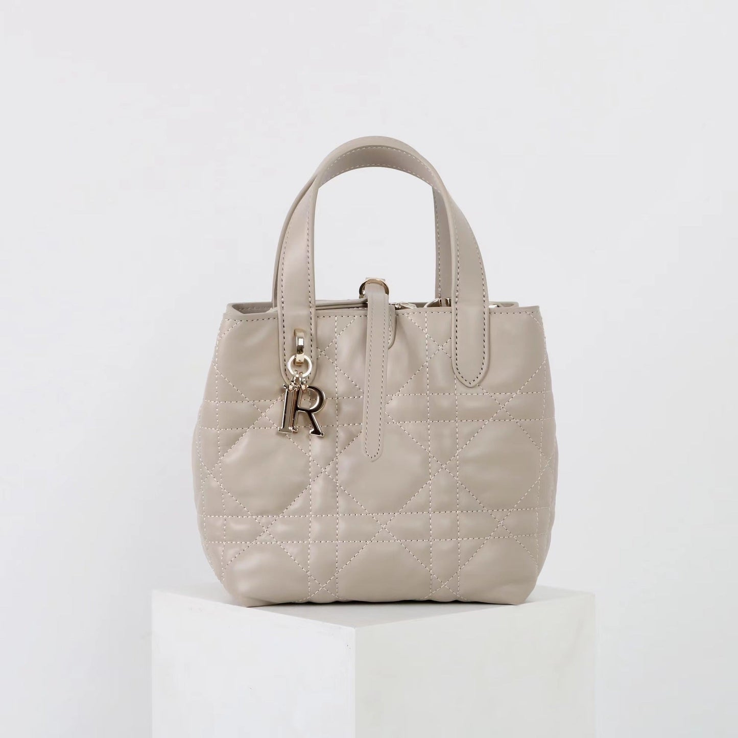 New women’s classic cowhide handbag