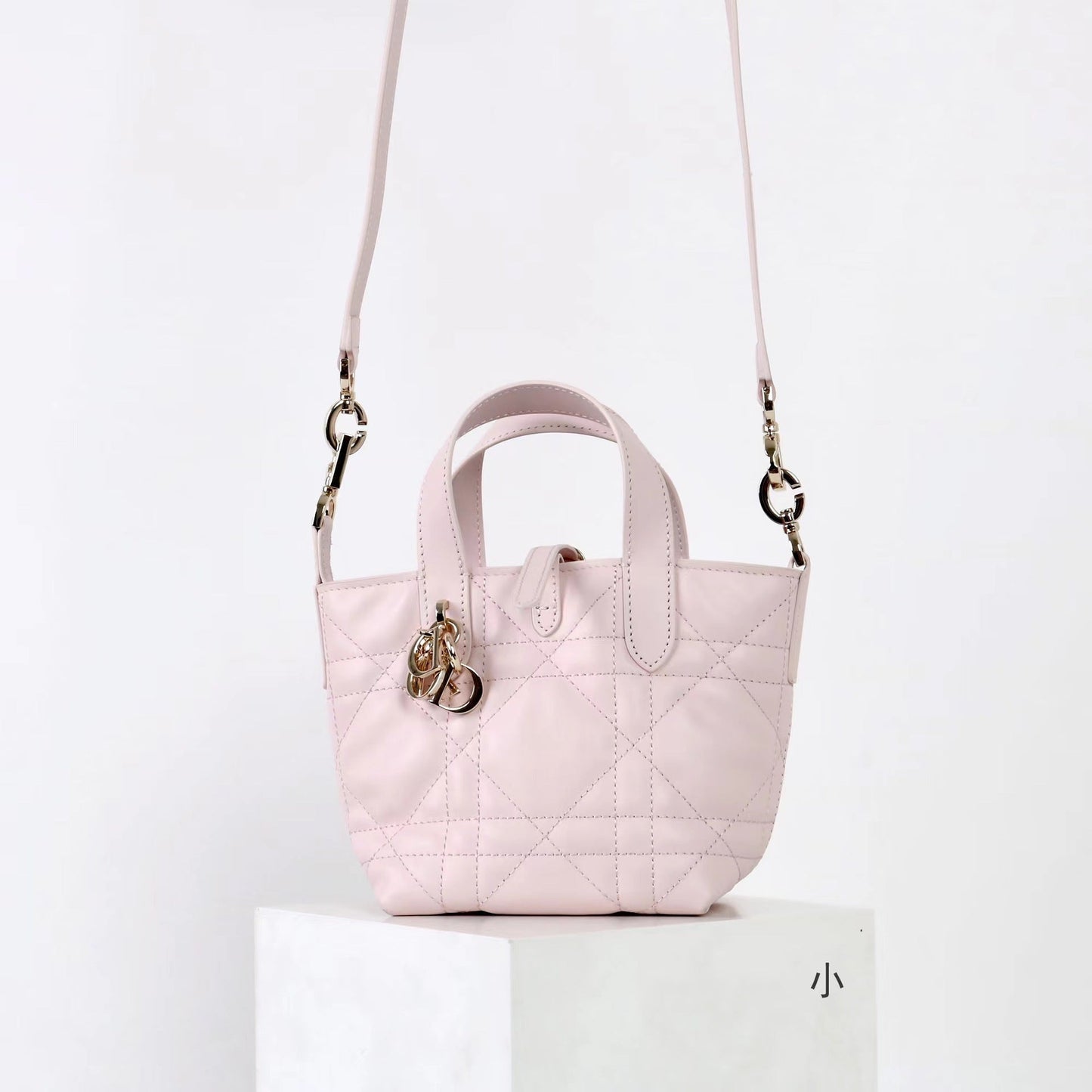New women’s classic cowhide handbag