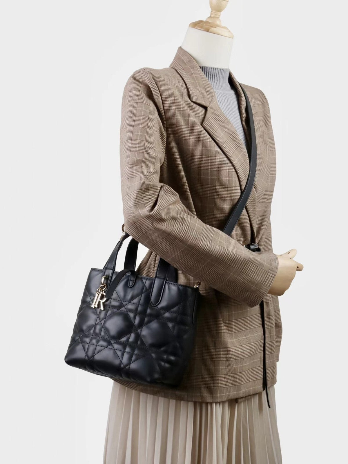 New women’s classic cowhide handbag