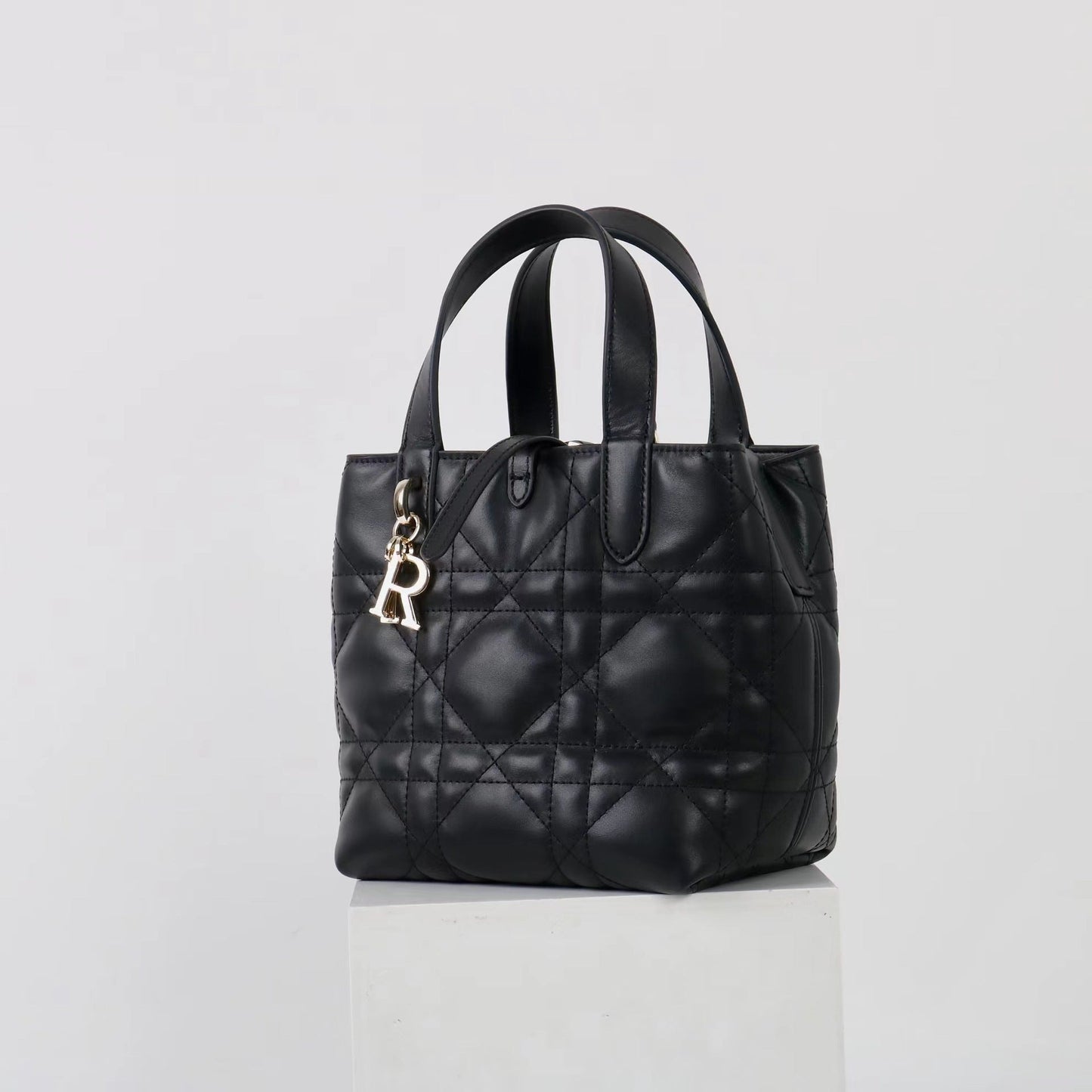 New women’s classic cowhide handbag