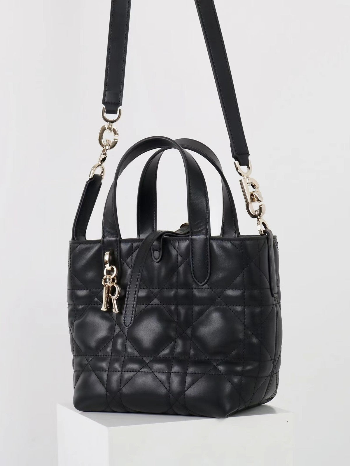 New women’s classic cowhide handbag