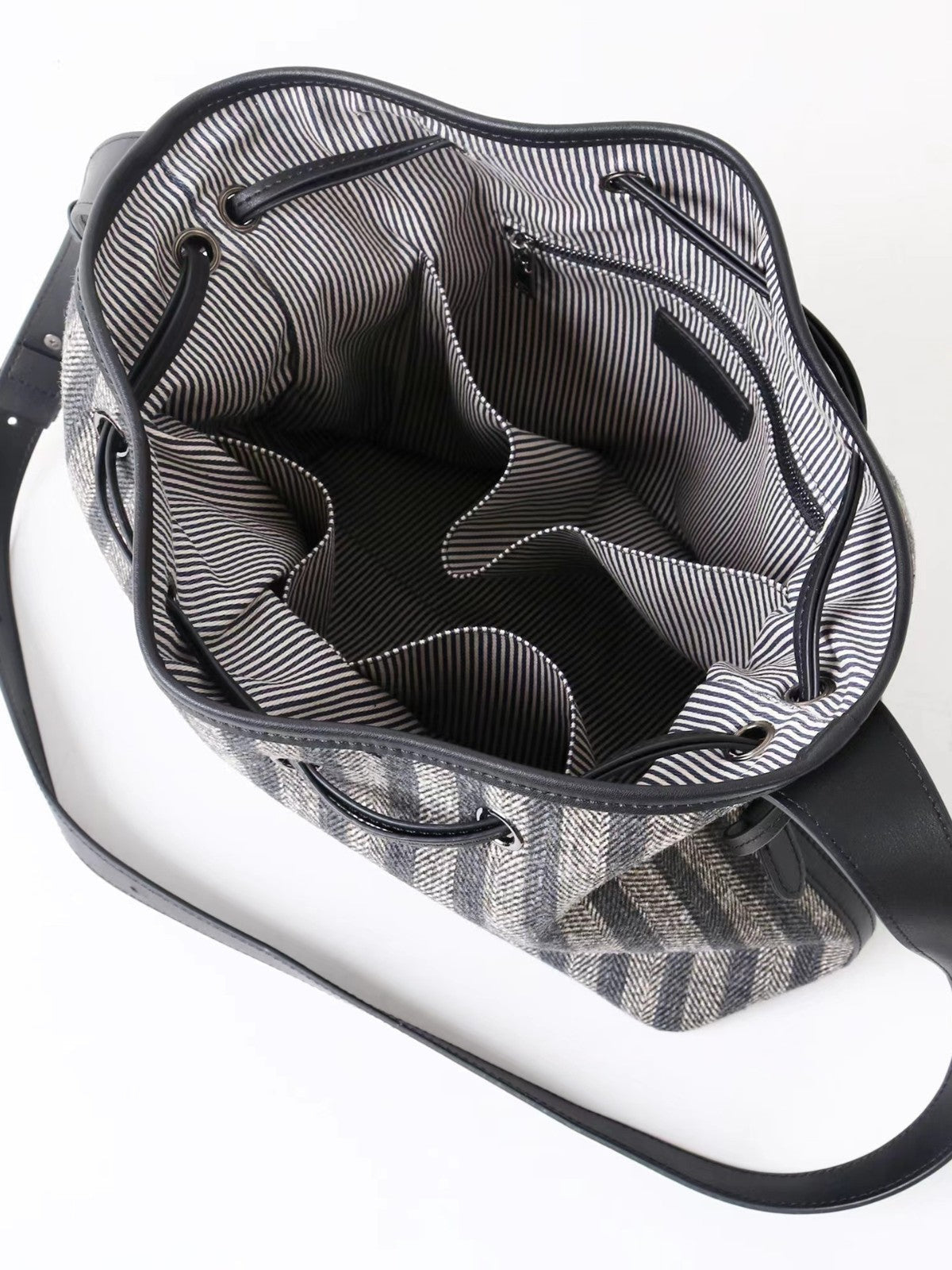 New Women’s Classic Bucket Bag