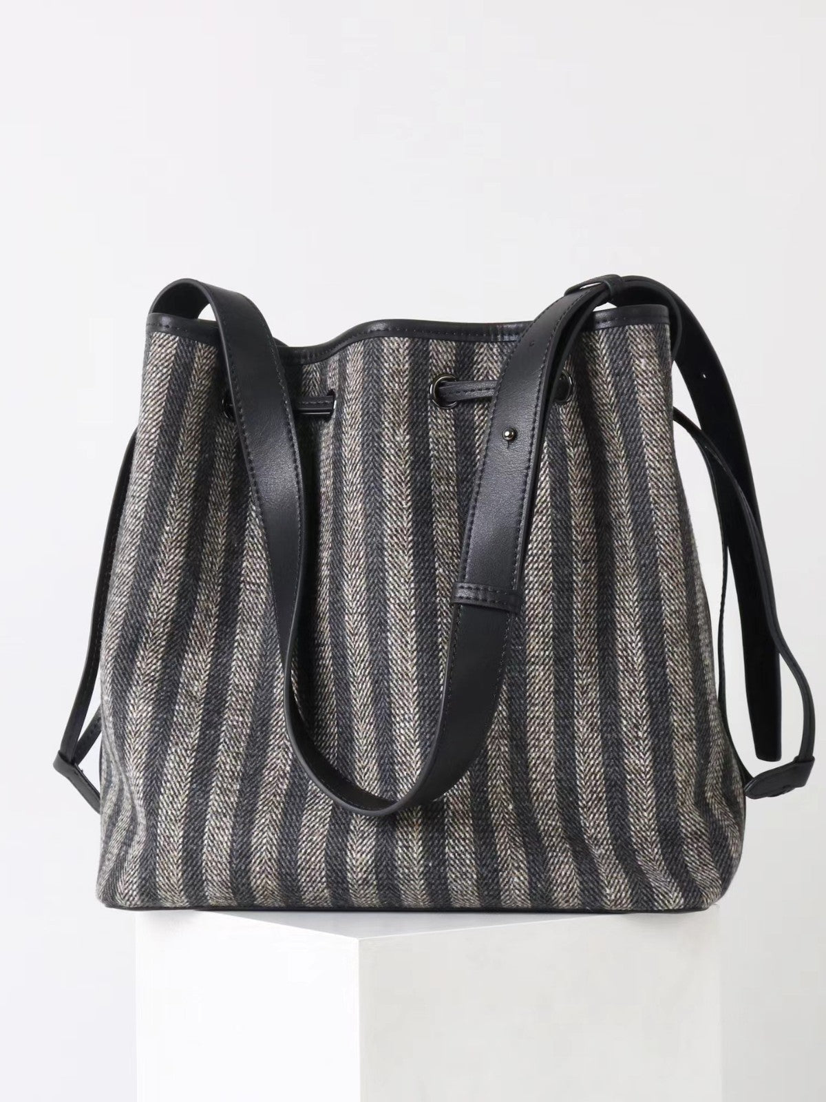 New Women’s Classic Bucket Bag