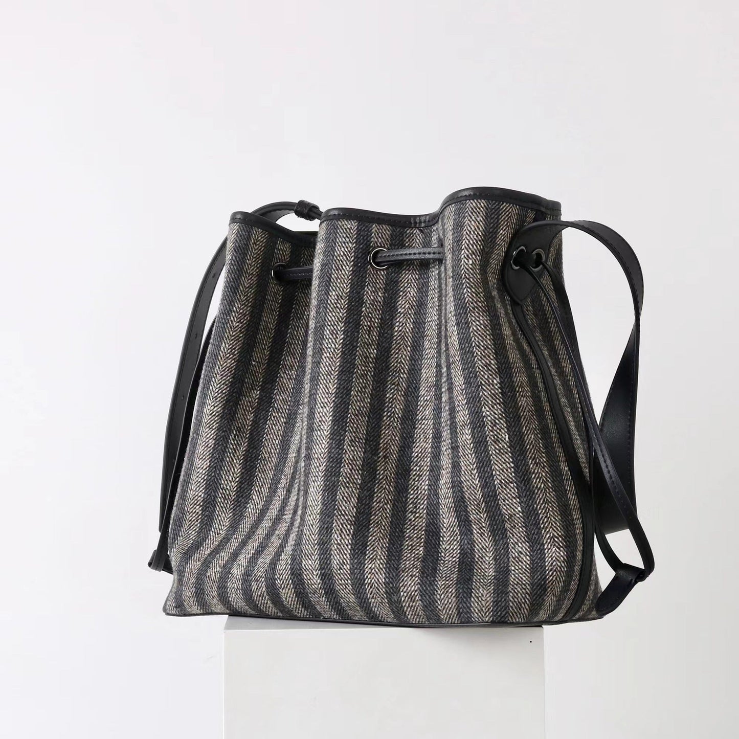 New Women’s Classic Bucket Bag