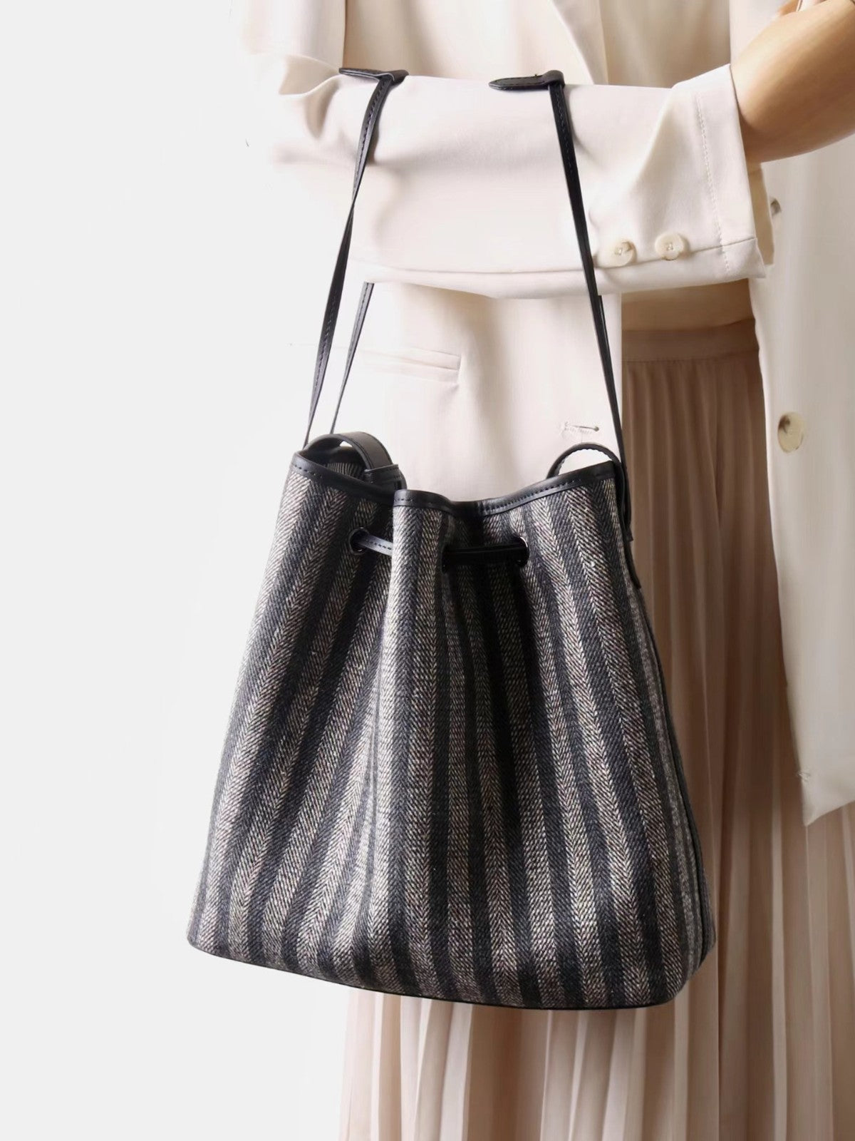 New Women’s Classic Bucket Bag