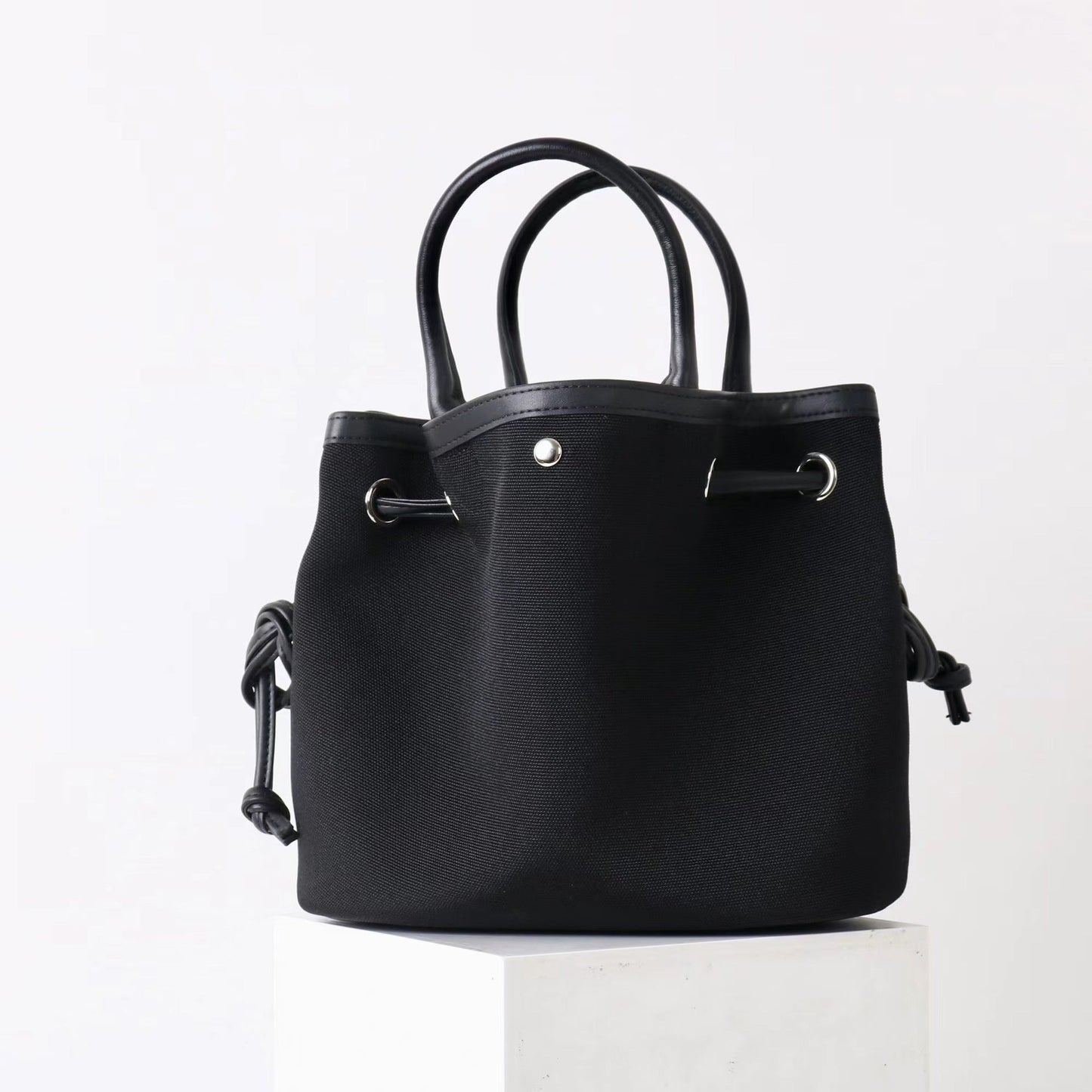 Women’s best-selling lightweight handbag