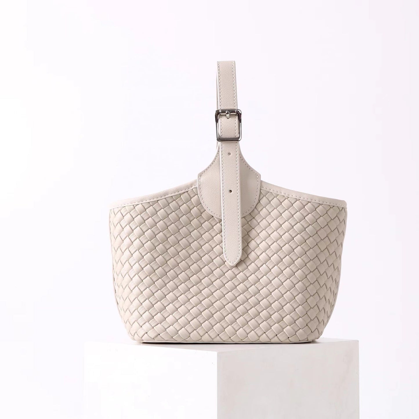 Women’s braided basket bag