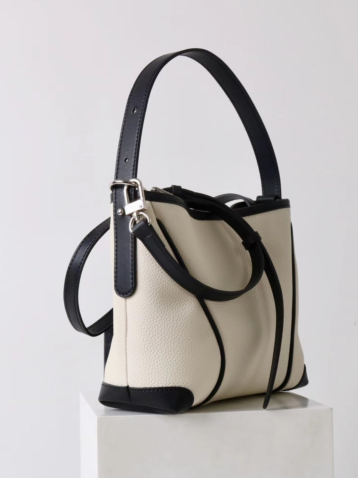 Women’s Classic Bucket Bag