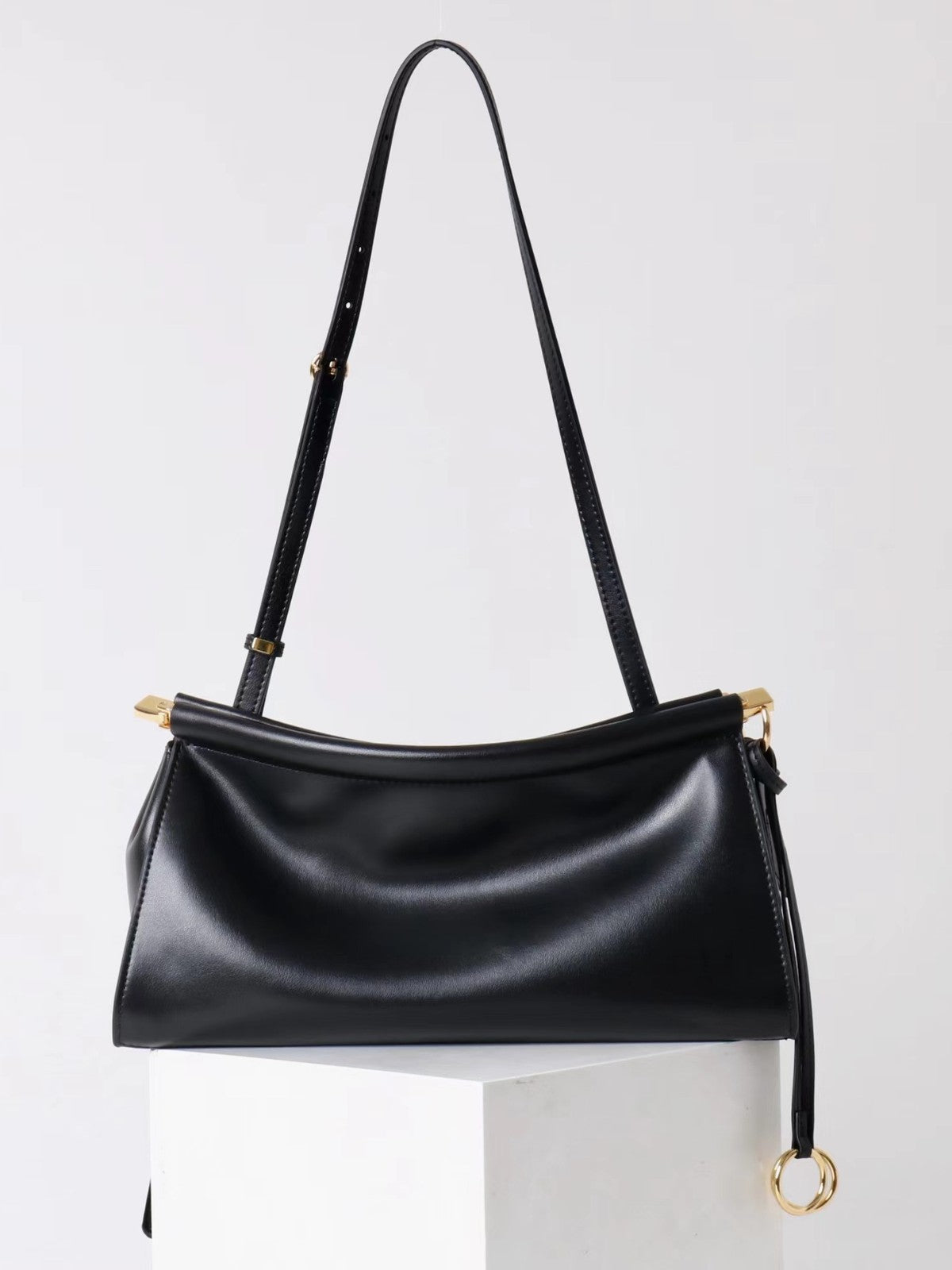 Women’s classic shoulder bag