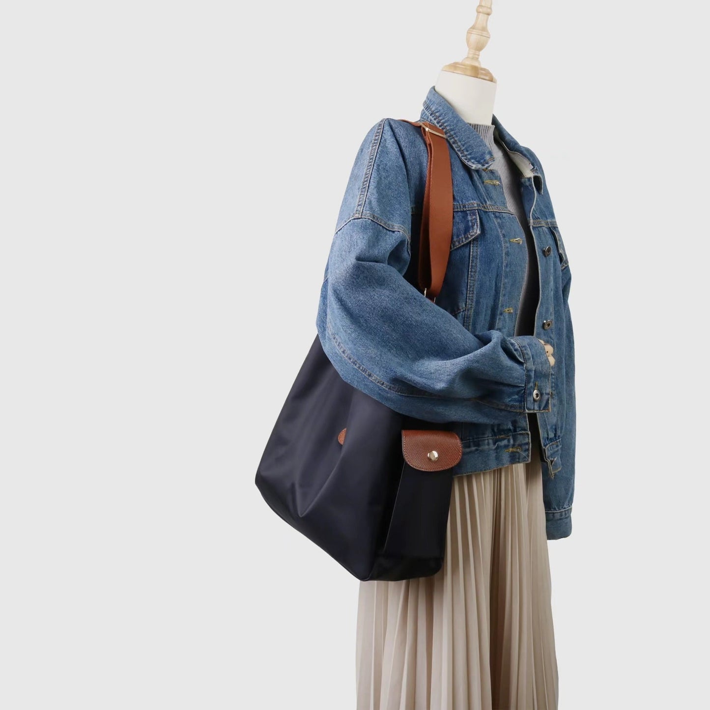 Women’s large volume crossbody bag