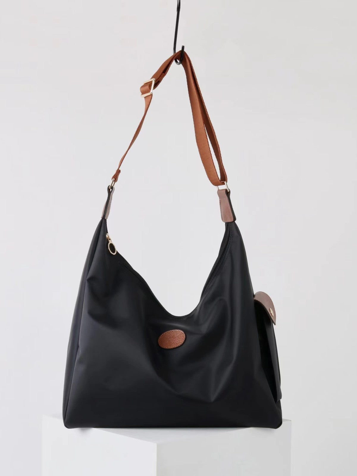 Women’s large volume crossbody bag