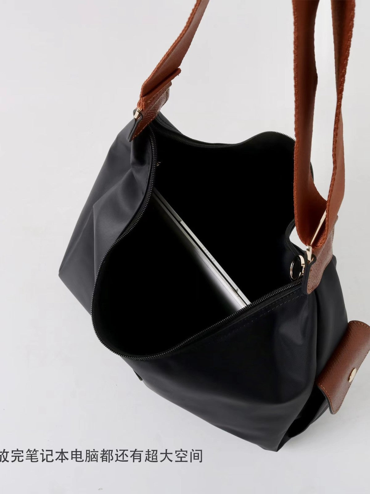 Women’s large volume crossbody bag