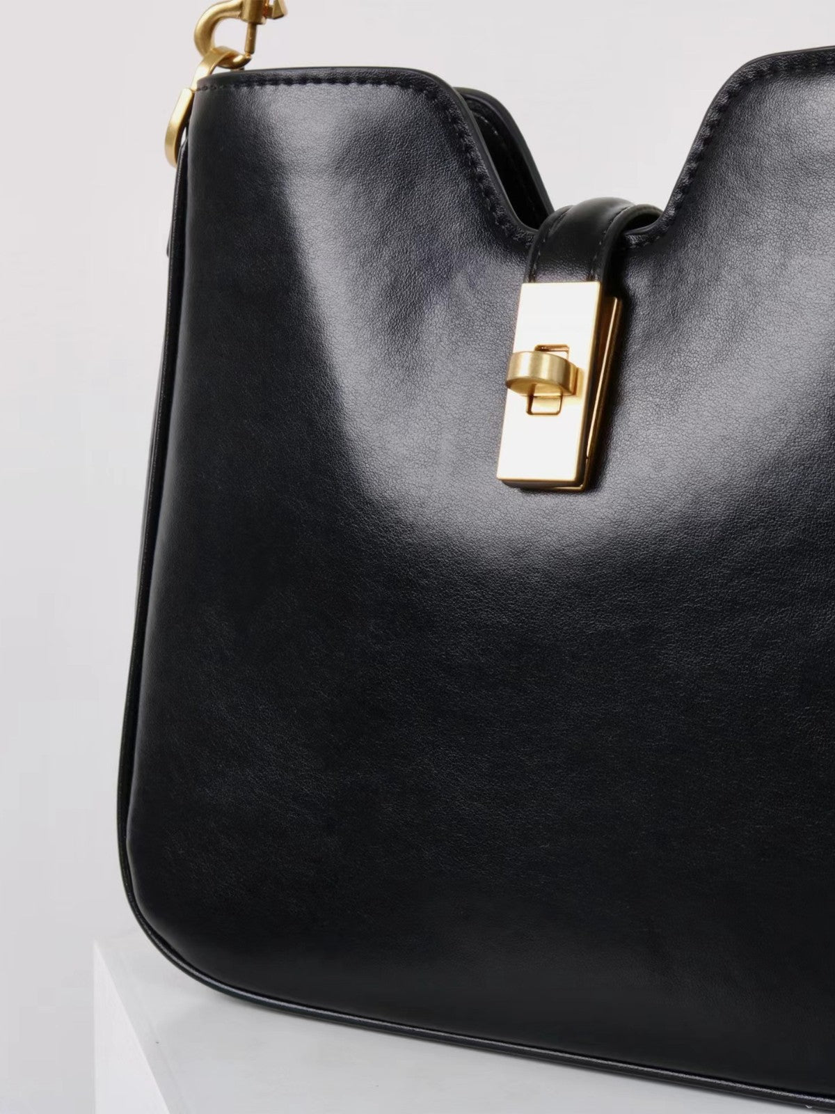 Women’s new clasp handbag