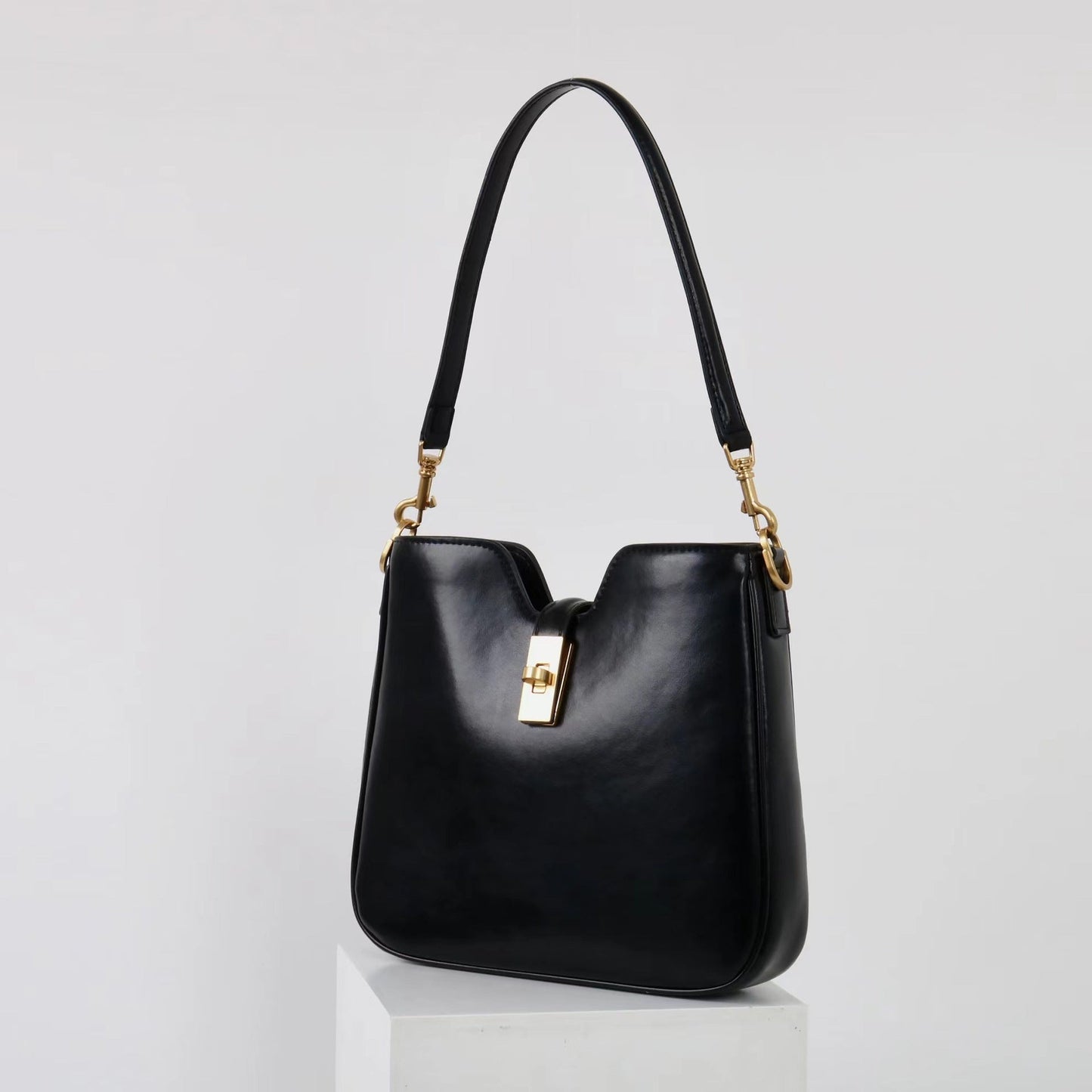 Women’s new clasp handbag