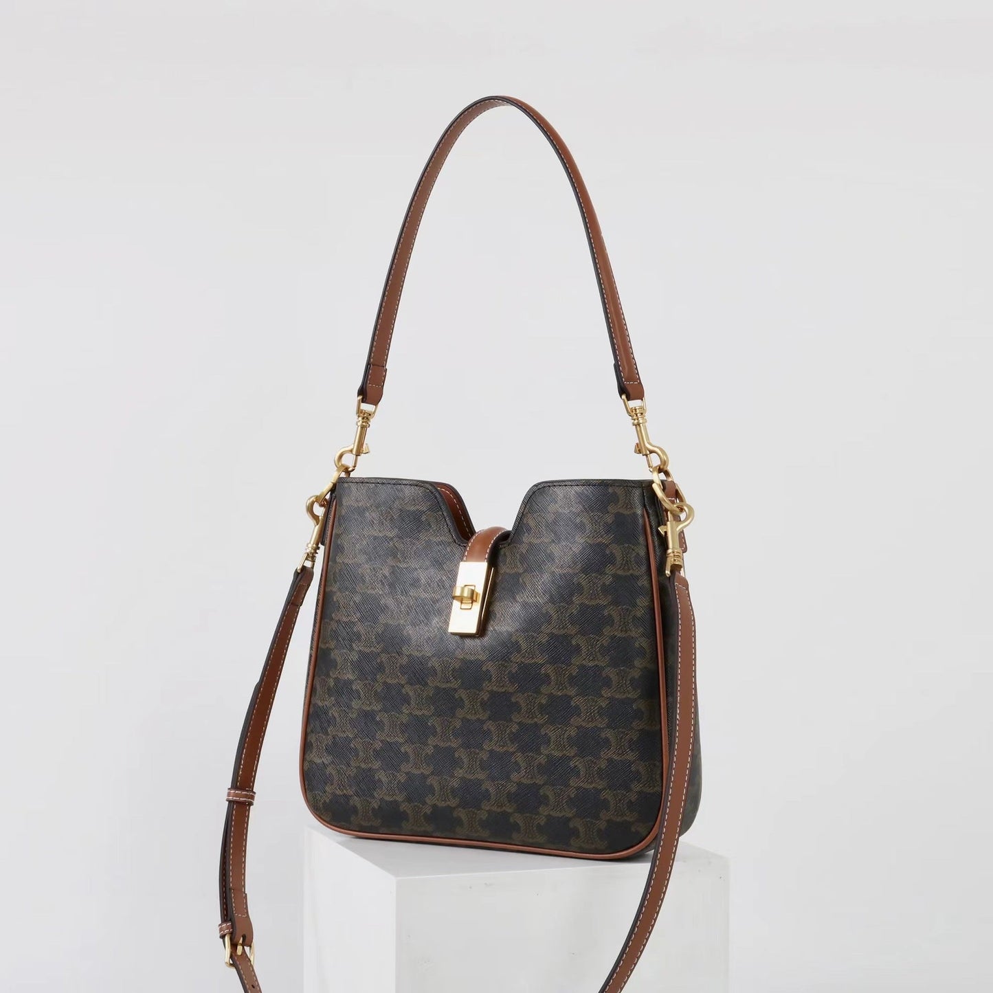 Women’s new clasp handbag