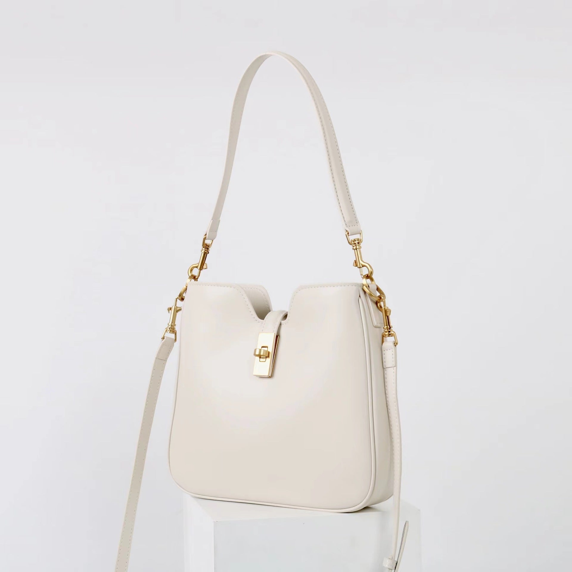 Women’s new clasp handbag