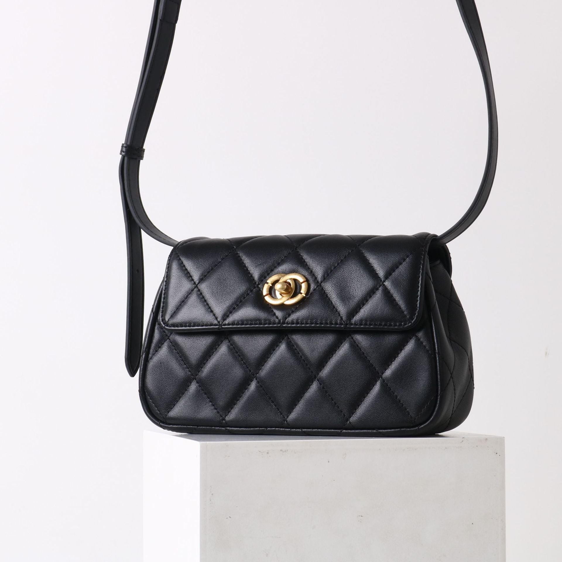 Women’s new sheepskin one-shoulder crossbody bag
